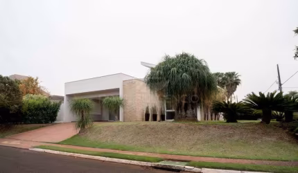 Casa em Condomínio para locação e venda com 4 quartos e 295 m²