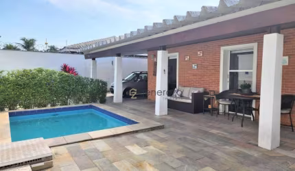 Casa para venda na praia da Enseada, região da Brunella, 03 dormitórios, 02 vagas, com lazer, 02 quadras da praia