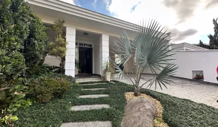Casa plana em rua super tranquila com  224m² de área construída em terreno de 436m no bairro America - Joinville Sc valor R$1.690.000,00