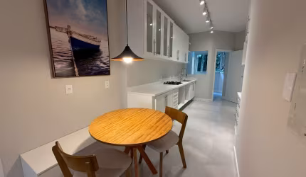 Apartamento finamente reformado pronto para morar  com  124m² de área privativa e uma vaga de garagem  no encontro do bairro América com Atiradores, Joinville por R$ 890.000,00.