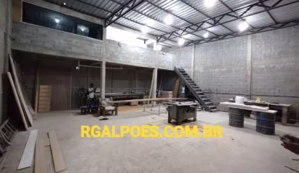 Barracão / Galpão / Depósito com 2 salas para alugar na Rodovia Washington Luiz, 1657, Santa Cruz da Serra, Duque de Caxias por R$ 8.000