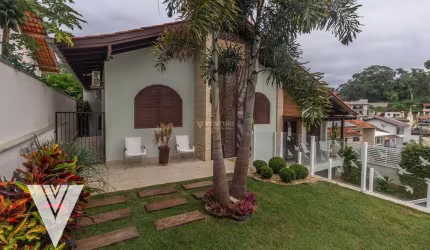Casa com 3 dormitórios à venda, 398 m² por R$ 1.360.000,00 - Água Verde - Blumenau/SC