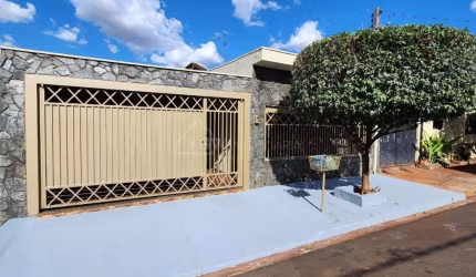 Casa com 3 dormitórios (01 suite) e garagem
