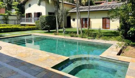 Encante-se com esta majestosa casa de campo, aninhada em uma rua serena, sem saída, no coração da Granja Viana.