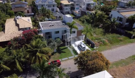 CASA EM BUSCAVILLE - 4 quartos, piscina, terreno com 850m² e área construída 485m². R$2.400.000,00. Condomínio bem perto das praias com infra completa