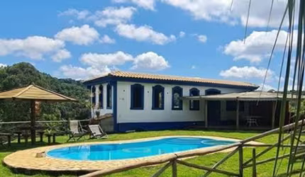 Casarão Colonial á venda com 03 quartos sendo ambos suítes em Itatiaiuçu-MG!