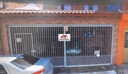 Sobrado com duas casas construídas, na parte de baixo 1 quarto, sala e cozinha e na parte de cima, 3 quartos, 3 vagas por 430.000,00 - V. Tostoi/SP