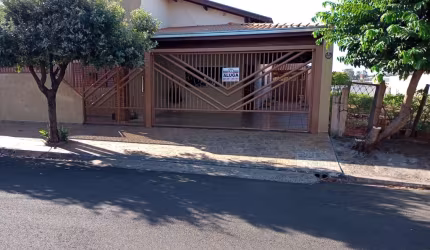 Belíssima Casa espaçosa com 3 suítes e piscina  em Jales /SP