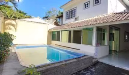 Casa em condomínio fechado com 4 quartos à venda na Rua Lagoa Bonita, Vargem Grande, Rio de Janeiro por R$ 720.000