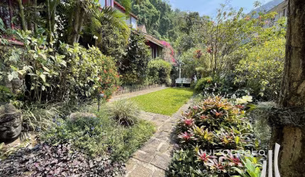 Casa de 477 m² com 5 quartos