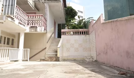 8 Quartos - 3 Suítes - 670 m² - Quarto de Serviço - 3 Vagas de Garagem