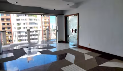 4 Quartos - 1 Suíte - 265 m² - Varanda - Lavabo - Quarto de Serviço - 3 Vagas de Garagem