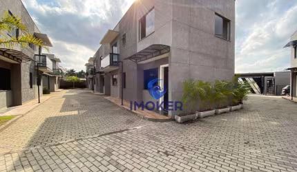 Sobrado com 3 dormitórios, sendo 1 suíte com sacada panorâmica; 1 vaga de garagem em condomínio no bairro Vila Júlia, próximo ao centro de Poá/SP.