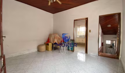 Casa comercial/residencial no centro de Poá; sem garagem; 1 quarto; quintal.