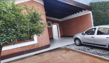 Excelente casa, num corredor comercial, dois minutos da 9 de julho.