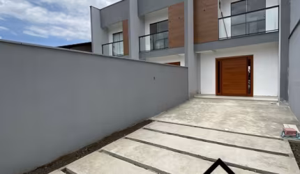 Lindo Sobrado com 3 quartos no Espinheiros!