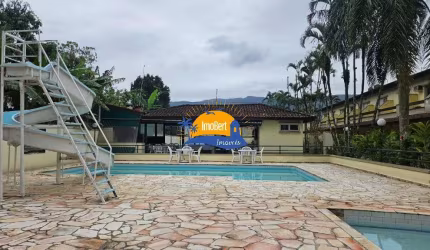 Sobrado em condomínio próximo ao mar com 2 quartos no Centro de Bertioga-SP: 79,00 m², 1 sala, 2 banheiros, 1 vaga de garagem.