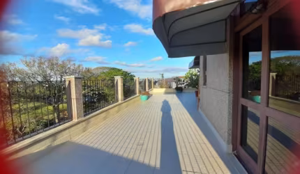 Excelente Cobertura no coração do bairro: Composta de 3 dormitórios , 2 suítes, living 2 ambientes com vista , copa cozinha, banheiro social, terraço com salão de festas, cozinha, lavabo,  churrasquei