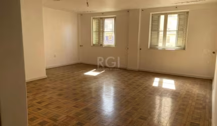 Vende-se apartamento muito amplo, desocupado, com vista, ensolarado, 3 quartos (dormitórios), 2 suítes, closet, living estendido em 2 ambientes, banho social, copa e cozinha, área de serviço independe