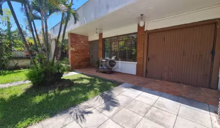 Casa térrea com 257,70 m2 de área privativa com  grande potencial  em Ipanema a 200 mts da Orla de Ipanema  com três dormitórios , casa com living amplo com living com lareira, um gabinete que também 