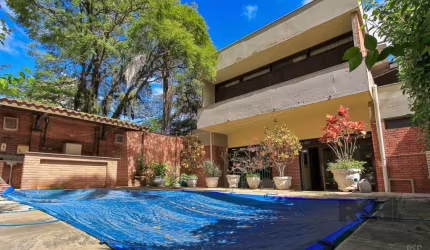 EXCLUSIVIDADE!!! Ótima casa/sobrado com 480m2 de área construída,  de esquina, própria para comercio ou residencia. Composta de 4 dormitórios, sendo todos suítes, living amplo com 3 ambientes, sala de
