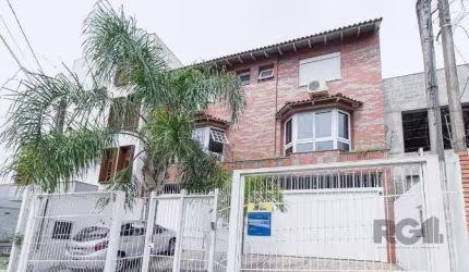 O imóvel oferece uma área privativa generosa de 157m², compreendendo 3 quartos, incluindo 1 suíte, uma sala de estar para 2 ambientes, uma cozinha planejada e uma área de serviço independente. No prim