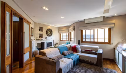 casa em condomínio possui uma excelente estrutura, com móveis de muita qualidade e bom gosto, proporcionando conforto e elegância aos moradores.&lt;BR&gt;&lt;BR&gt;Com três dormitórios, sendo um deles