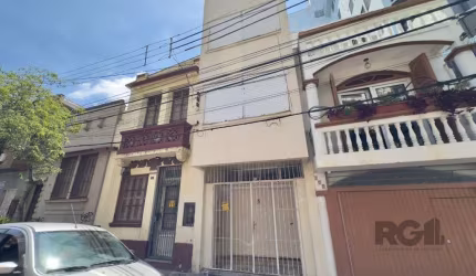 Casa 4 dormitórios distribuída em 3 andares com mais de 190m² privativos. No térreo amplo living ou utilização como garagem, cozinha e área externa com churrasqueira. No segundo andar, 2 dormitório, s