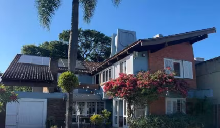 Bem-vindo à sua residência de sonho, um refúgio de elegância e conforto situado em uma propriedade de 700m². Esta casa linda é uma fusão perfeita entre  uma decoração delicada e com funcionalidade.&lt