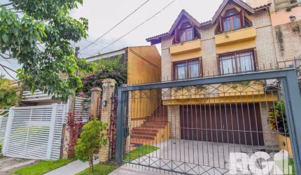 Excelente casa, 261m2 construídos, impecável estado de conservação, 1 quadra do Iguatemi, parque Germânia e toda estrutura comercial do bairro, em rua tranquila com segurança 24h (R$ 290,00 mensais), 