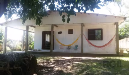 Casa com 3 quartos, suíte, 2 vagas de garagem, churrasqueira, lareira, no bairro Lageado, Porto Alegre/RS  &lt;BR&gt;  &lt;BR&gt;Esta belíssima casa oferece conforto e elegância com seus 3 amplos quar