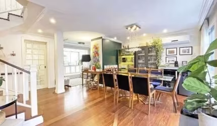 Vende-se casa em condomínio estilo inglês, 3 quartos/dormitórios com suíte,, 3 vagas de garagem, 3 pavimentos com um espaçoso living para 3 ambientes, lareira, sala de jantar e lavabo, uma churrasquei