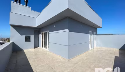 Cobertura com 121,94m2 de área privativa, composta de 3 dormitórios, sendo uma suíte, living para dois ambientes, banheiro social e cozinha no primeiro piso. No segundo piso sala de estar/jantar, cozi