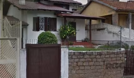 Casa de 2 dormitórios, sendo um no térreo e outro no andar superior com terraço, no bairro Partenon, com vaga de garagem fechada para até 4 carros e espaço externo que pode ser usado para estacionar. 