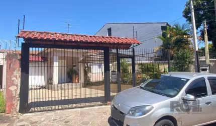 Casa em excelente localização  sendo : casa da frente  3 dormitórios, sala, copa cozinha, lavanderia, churrasqueira interna, banheiro social. Casa dos fundos composta de um dormitório, sala, cozinha, 