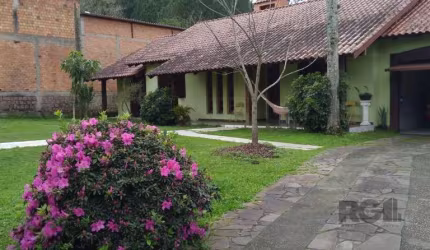 Descubra esta incrível casa localizada na Avenida João Antônio Silveira, no bairro Lomba do Pinheiro, em Porto Alegre. Com uma área privativa generosa, a propriedade é ideal para quem busca amplo espa