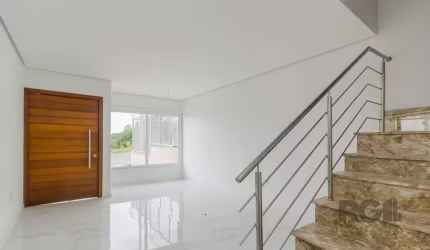 Sobrado Novo na Zona Sul - 4 Suítes e Acabamento de Alto Padrão&lt;BR&gt;Com 165m² de área privativa, este sobrado possui uma planta diferenciada, com 4 suítes (2 com sacada) e espaço para closet. No 