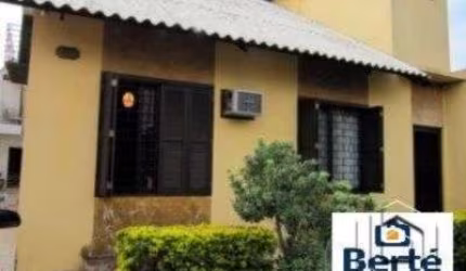 Duas Casas no Mesmo Terreno - Excelente Oportunidade&lt;BR&gt;&lt;BR&gt;Na parte da frente, uma casa com 2 dormitórios, incluindo uma suíte com closet, sala de estar com 3 ambientes integrados, cozinh