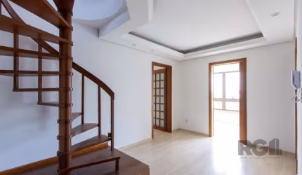 Descubra essa incrível cobertura duplex à venda na Rua Catumbi, no bairro Medianeira, em Porto Alegre. São 3 dormitórios sendo 1 suíte, transformado em 2, mas com fácil reversão. Sala com lareira, coz