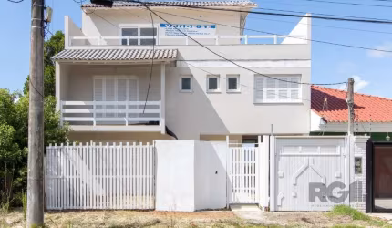 Com vista perene para o Rio, ótima residência nunca habitada, com 440m² de área privativa, no Altos do Ipê. Com três pavimentos, sendo no nivel da rua  amplo living, lavado, copa/cozinha, garagem cobe