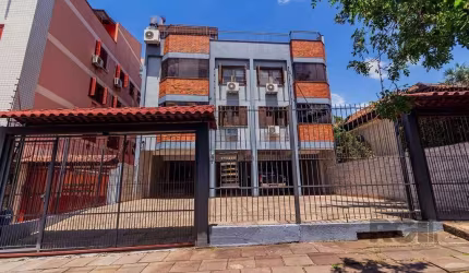 Ótima cobertura de 3 dormitórios no bairro Teresópolis! São 251m² de área privativa distribuídos em amplo living para dois ambientes com sacada integrada, lavabo, espaçosa cozinha mobiliada, área de s