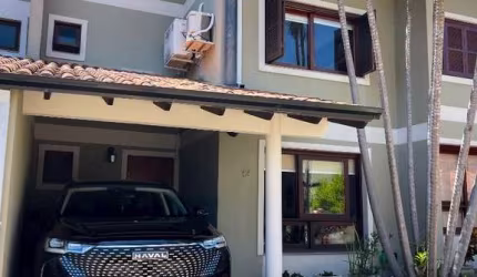 Casa em condomínio com 4 dormitórios, sendo 3 suítes, 5 banheiros, 3 pavimentos e 2 vagas de garagem.... Localizado na zona sul o imóvel é perfeito pra quem busca conforto, segurança, espaço e qualida