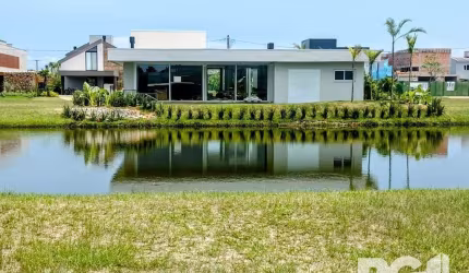 Espetacular casa no Condomínio Ilhas Park, com 4 suítes, cozinha, espaço gourmet, sala de jantar e estar, churrasqueira, lareira, lavabo, lavanderia, wc. aux. varanda lago, 3 vagas cobertas, jardins e