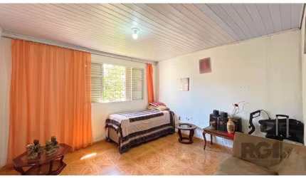 Excelente Oportunidade! Casa Ampla e Confortável à Venda em Porto Alegre Se você busca um imóvel espaçoso, aconchegante e em uma localização privilegiada, esta casa térrea é a escolha perfeita! Locali