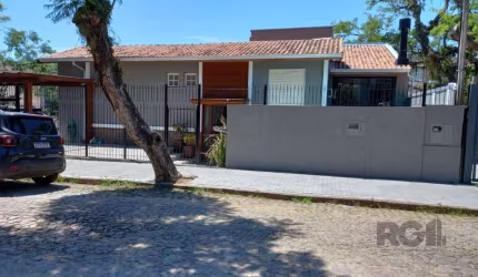 Excelente casa , na Rua Gabriel Mascarello, sendo 3 dormitórios, uma suíte, living 3 ambientes, lindamente decorada, área externa com piscina, cozinha, banho social, lavabo, vaga para 2 carros. Estuda