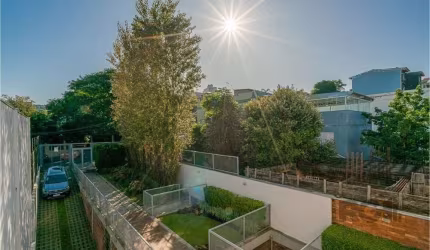 Descubra o equilíbrio perfeito entre sofisticação, conforto e modernidade nesta belíssima residência de 326m²! Com uma arquitetura contemporânea e acabamento de alto padrão, esta casa é ampla e aconch