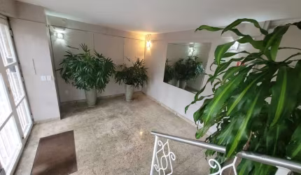 Descubra o apartamento dos seus sonhos em um dos bairros mais desejados de Porto Alegre, no Rio Branco! Este imóvel residencial à venda está com o preço reduzido e em boas condições, pronto para receb