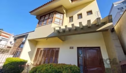 Sobrado no bairro Camaquã, zona sul de Porto Alegre, RS.&lt;BR&gt;Com aproximadamente 290m² de área privativa, 04 dormitórios sendo 1 suíte master com closet e hidromassagem, living 03 ambientes com l