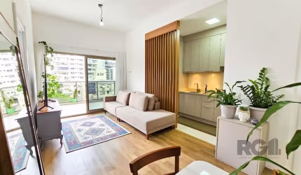 Belo apartamento garden mobiliado, com 1 suíte, 76m² privativos, com churrasqueira integrada à cozinha e sala de jantar. Uma vaga de garagem coberta e escriturada. Localizado junto ao Parque Marinha d