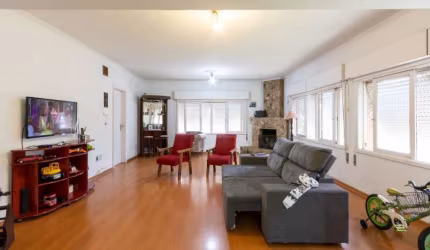 Casa Com uma ampla área privativa de 273 m² e total de 333,5 m²,com 2 pisos, 1 Suíte  Master e 3 Dormitórios, Piso Laminado, Banheiro Social e Lavabo, Living Amplo com Lareira, Copa Cozinha, Água Quen